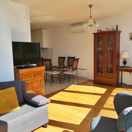 Apartment Lora Omis Exterior photo