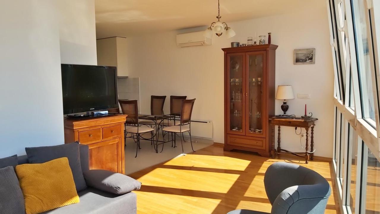 Apartment Lora Omis Exterior photo