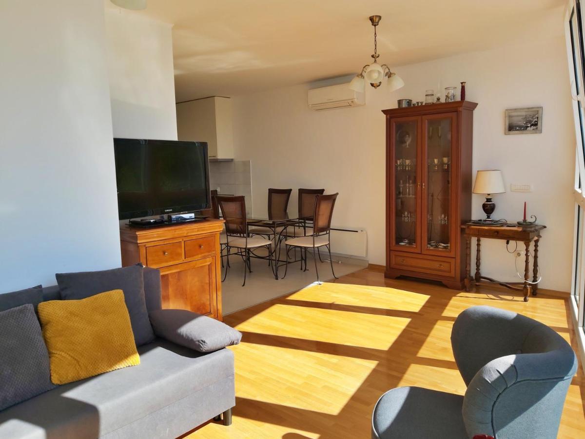 Apartment Lora Omis Exterior photo