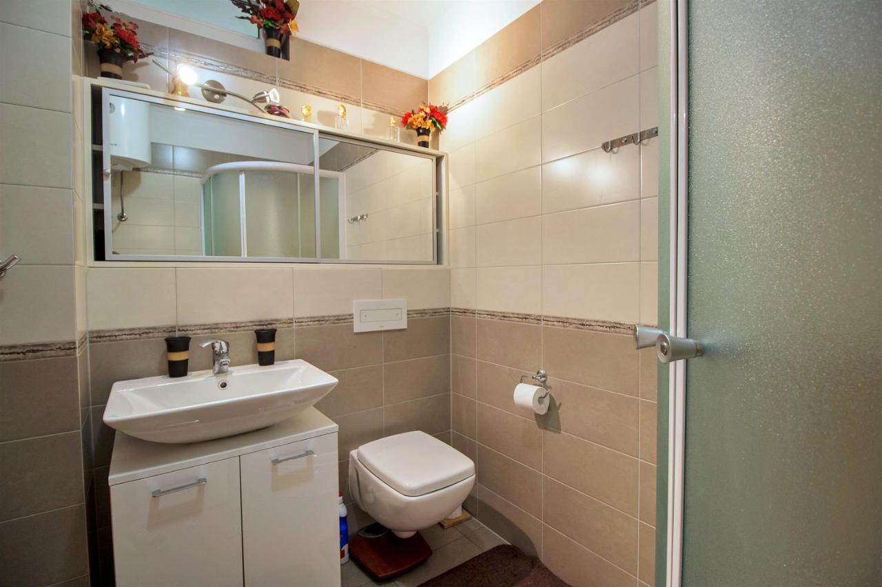 Apartment Lora Omis Exterior photo