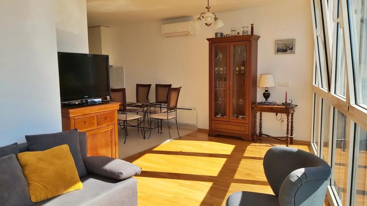 Apartment Lora Omis Exterior photo