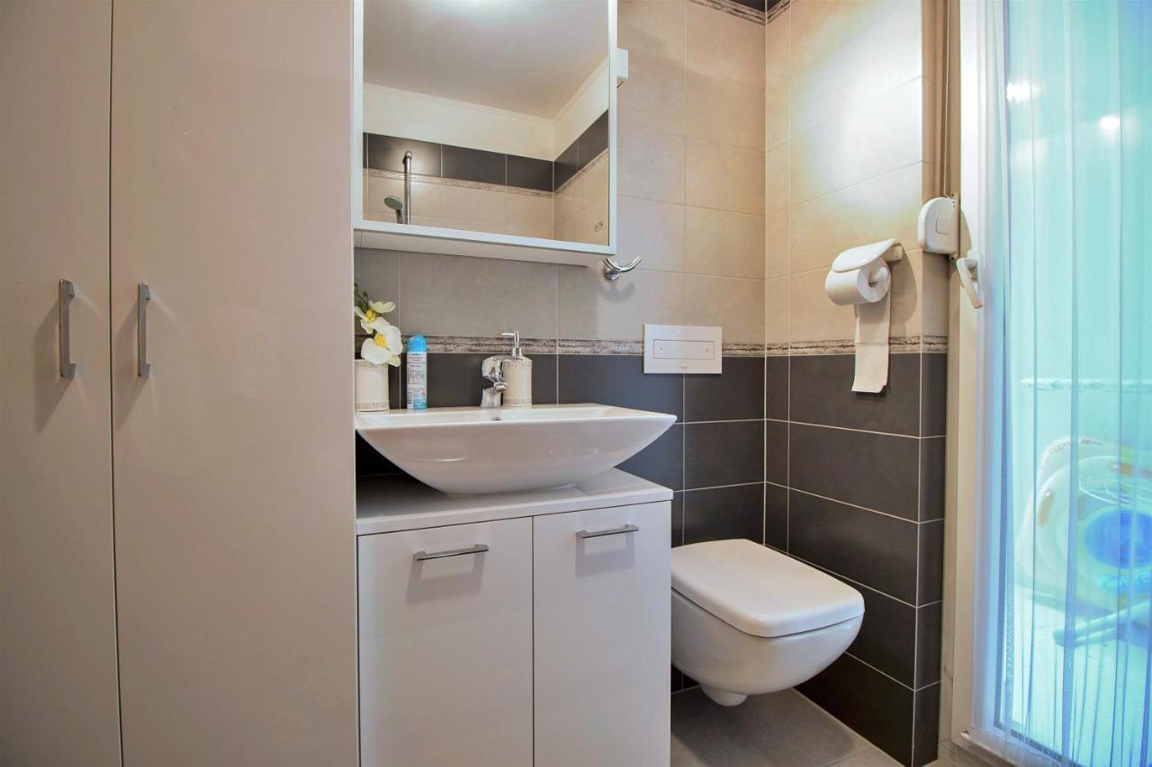 Apartment Lora Omis Exterior photo
