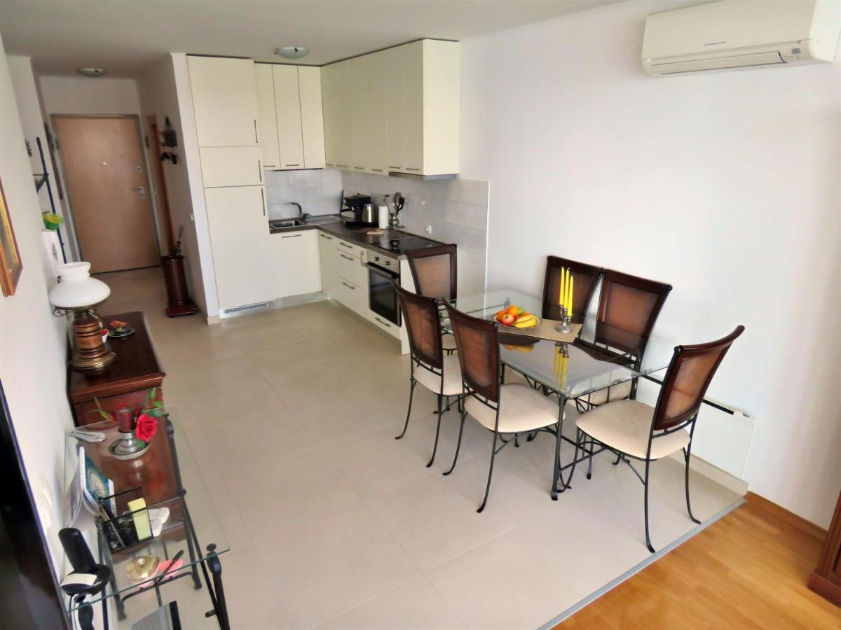 Apartment Lora Omis Exterior photo